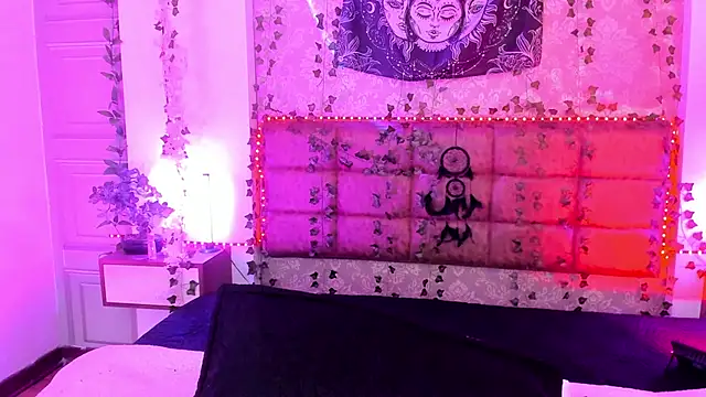 Vickmoon online show from May 7, 2026, 9:53 pm