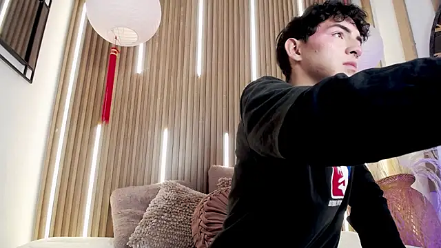 Cristopher Wild online show from April 21, 2026, 8:12 pm