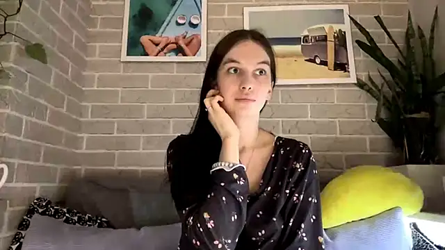 LaraDraggoo online show from March 22, 2026, 5:16 pm