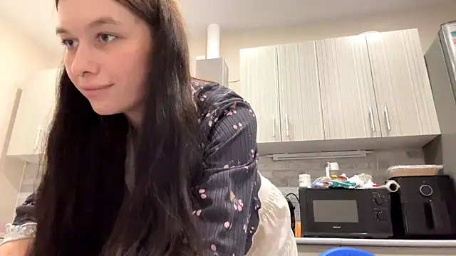 LaraDraggoo online show from April 3, 2026, 8:18 pm