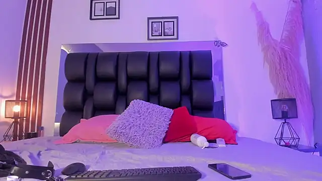 dalhia and hades online show from April 8, 2026, 12:38 pm