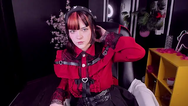 EsterTwilight online show from May 7, 2026, 4:01 pm