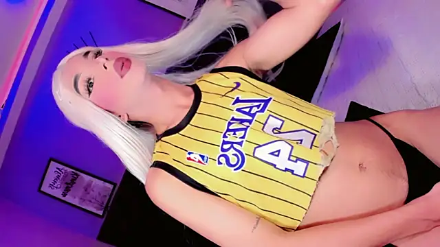 IssabellaIzzy online show from May 23, 2026, 1:04 pm