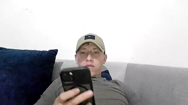 paulcevallos05 online show from May 27, 2026, 4:31 am