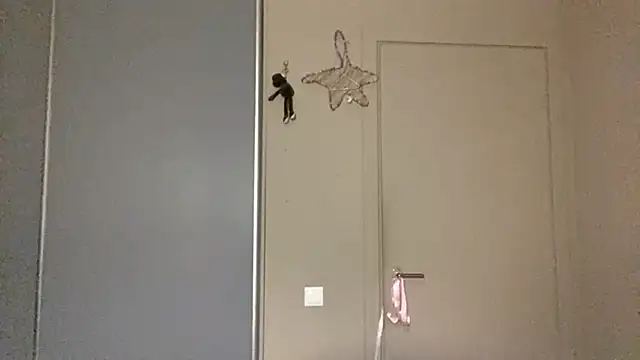 JonnaSzerszen online show from April 19, 2026, 5:23 pm