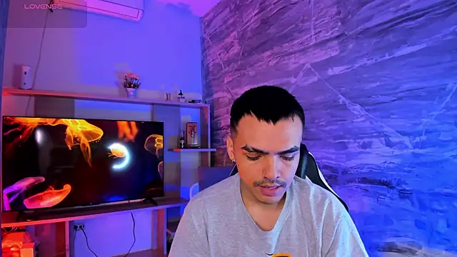 NicoKinggs  online show from April 15, 2026, 1:07 pm