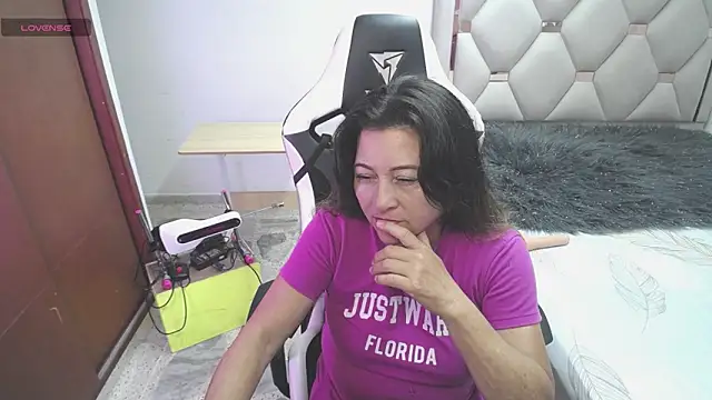 Danna wester  online show from April 28, 2026, 10:59 pm