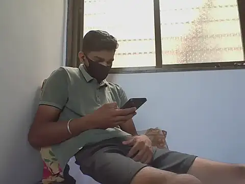 Snapshot of Roy3_2 chatting on April 7, 2026, 6:58 am Roy3 2 online show from April 7, 2026, 6:58 am