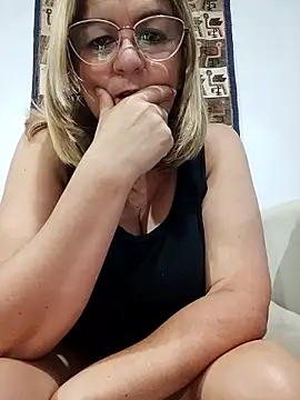 Prettywoman0110 online show from March 10, 2026, 8:14 pm