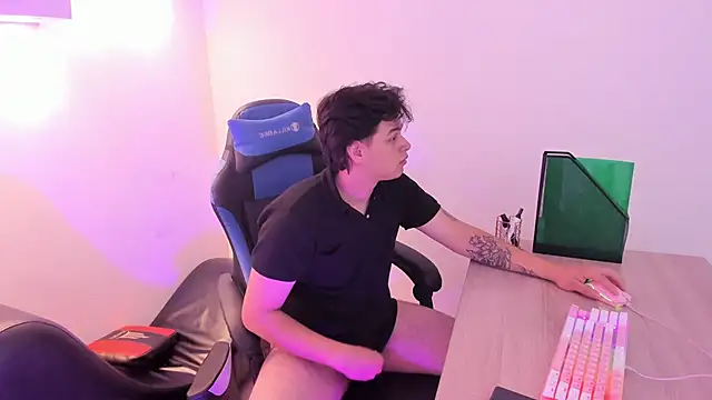 Melody and Max online show from April 18, 2026, 3:43 am