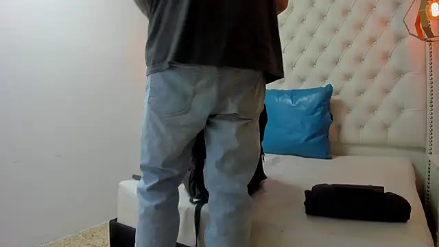 JEAN LEWIS2 online show from April 21, 2026, 1:42 am