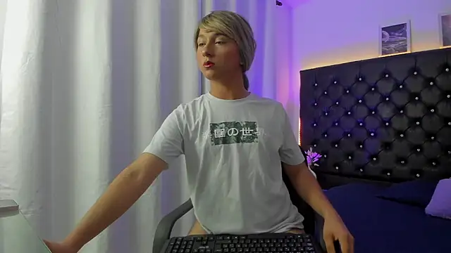 BellaRoge online show from March 19, 2026, 5:00 am