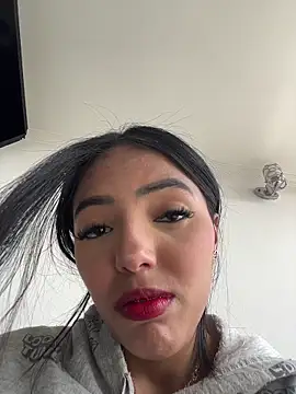 sylphiee  online show from April 1, 2026, 4:04 pm