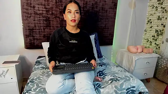 Snapshot of thyra-corall chatting on April 7, 2026, 3:29 am thyra-corall online show from April 7, 2026, 3:29 am