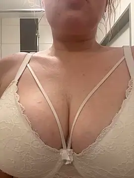 Snapshot of FeuchteMona chatting on March 15, 2026, 9:32 pm FeuchteMona online show from March 15, 2026, 9:32 pm