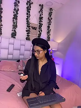 Gretel Streit online show from April 13, 2026, 3:34 am