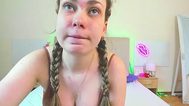 Snapshot of MelanieCuty chatting on April 18, 2026, 5:33 am MelanieCuty online show from April 18, 2026, 5:33 am