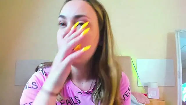 MelanieCuty online show from June 19, 2026, 5:23 am