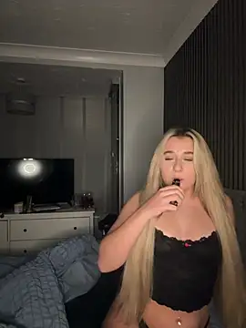 Rosienew  online show from March 19, 2026, 10:47 pm