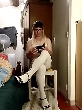 stephie83 online show from April 18, 2026, 6:56 pm