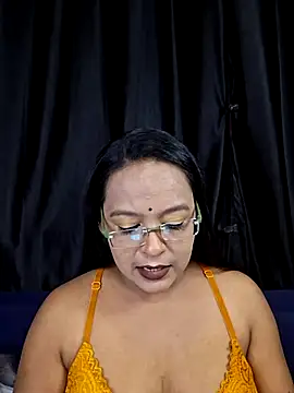hornyrosy321 online show from June 19, 2026, 4:33 pm