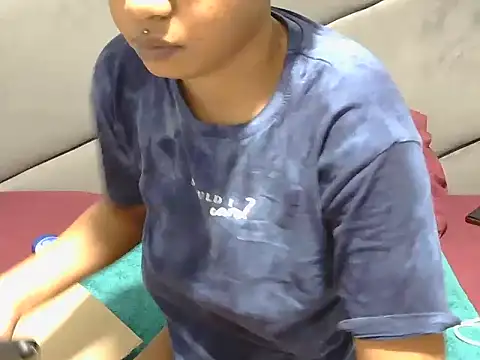 Melitaxx online show from April 10, 2026, 4:17 am