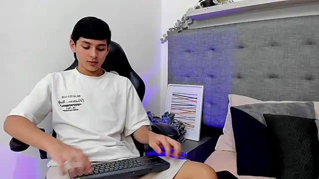 Andrew restrepoo online show from March 19, 2026, 2:54 pm