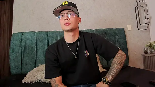 Santii Twink online show from March 18, 2026, 5:32 am