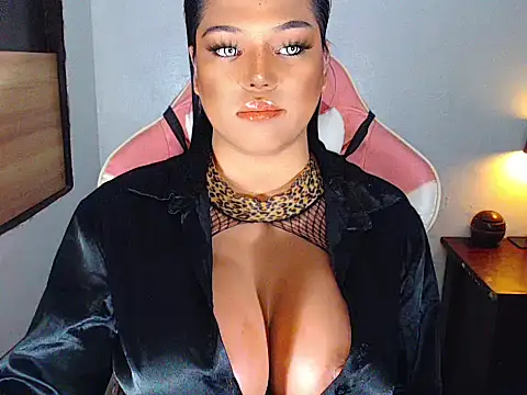Zandralopez online show from July 16, 2026, 6:41 am
