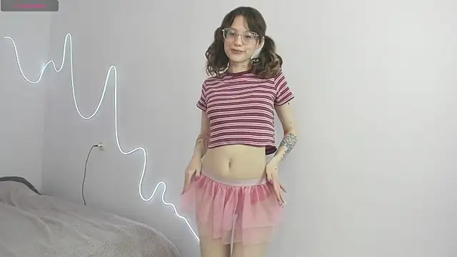 Lili pixxie  online show from April 22, 2026, 2:07 pm
