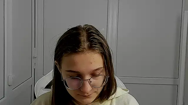 Mia kristal online show from April 15, 2026, 7:04 am