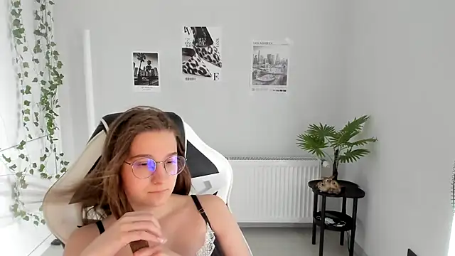 Mia kristal online show from July 21, 2026, 8:27 am