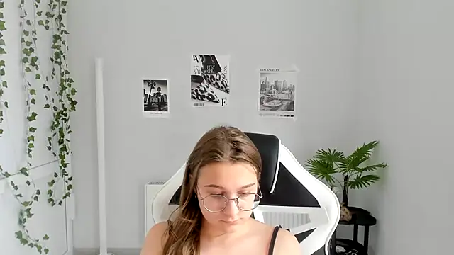 Mia kristal online show from July 25, 2026, 8:45 am