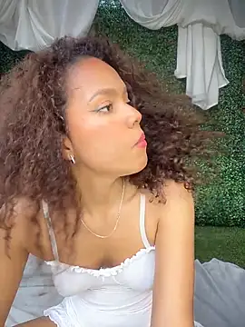 CurlyOopsieXXX online show from June 19, 2026, 9:40 pm