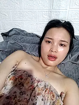 Akile80 online show from April 3, 2026, 2:42 am
