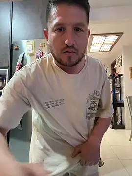 Snapshot of leonel37- chatting on March 20, 2026, 2:22 pm leonel37- online show from March 20, 2026, 2:22 pm