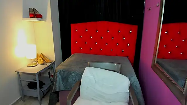ScarletBigTitties online show from April 15, 2026, 12:01 pm