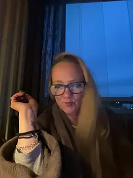 LizzieZ1975 online show from July 1, 2026, 12:34 am