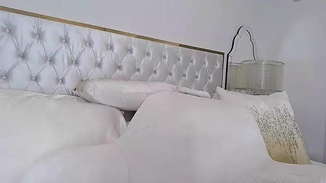 alexandragabrielle online show from April 19, 2026, 3:28 am