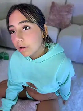 Snapshot of MelodyRey__ chatting on April 10, 2026, 10:47 pm MelodyRey online show from April 10, 2026, 10:47 pm