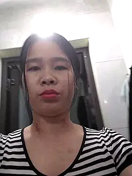 Snapshot of AmyLinee_01 chatting on March 22, 2026, 12:47 am AmyLinee 01 online show from March 22, 2026, 12:47 am