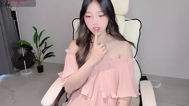 Snapshot of Yukiy8877 chatting on May 6, 2026, 1:03 am Yukiy8877 online show from May 6, 2026, 1:03 am
