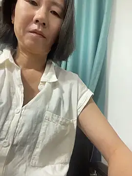 lilysister66 online show from June 14, 2026, 4:42 pm