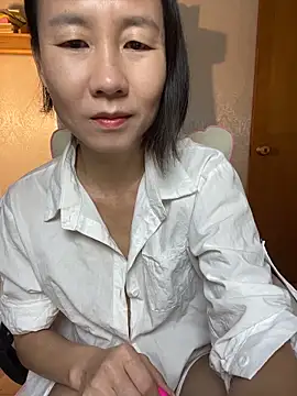 lilysister66 online show from June 19, 2026, 4:33 pm