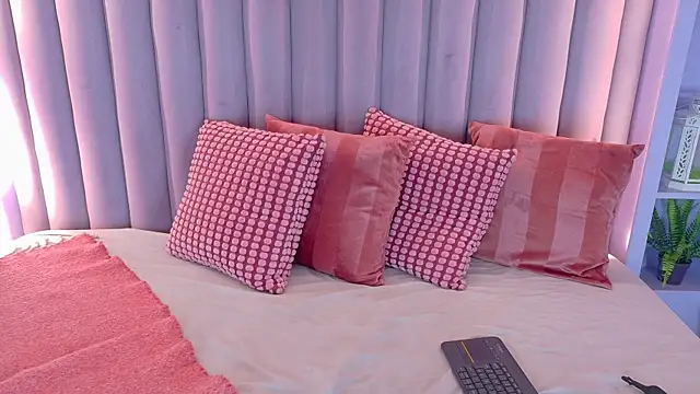 Snapshot of AhslyEvans__ chatting on May 28, 2026, 7:44 pm AhslyEvans online show from May 28, 2026, 7:44 pm