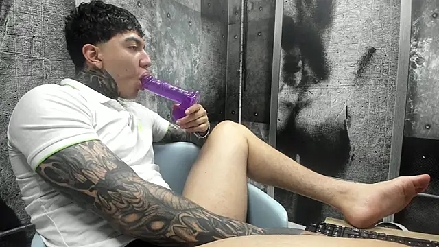 Snapshot of Gury_tattoo chatting on May 23, 2026, 2:21 pm Gury tattoo online show from May 23, 2026, 2:21 pm