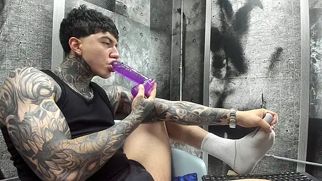 Snapshot of Gury_tattoo chatting on May 27, 2026, 7:11 pm Gury tattoo online show from May 27, 2026, 7:11 pm