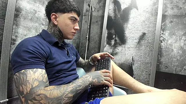 Snapshot of Gury_tattoo chatting on June 12, 2026, 11:35 pm Gury tattoo online show from June 12, 2026, 11:35 pm