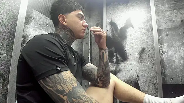 Snapshot of Gury_tattoo chatting on June 26, 2026, 10:03 pm Gury tattoo online show from June 26, 2026, 10:03 pm