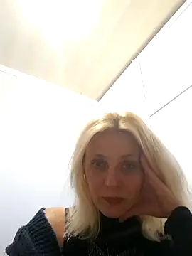MiaLove183 online show from May 4, 2026, 1:51 pm
